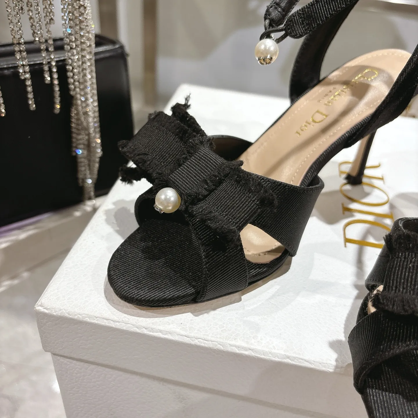 👟👟Ex-factory price 520👟👟 🎆Fringed webbing women's shoes Dior Dior 2024 spring and summer catwalk new Adiorble women's shoes CD star's same fashion tassel bow square head pearl letter logo hardware buckle high-heeled hollow sandals The top high-end version on the market Upper: original customized tassel grosgrain Lining: sheepskin lining foot pad Outsole: Italian leather outsole Heel height: 8.5cm Size: 34-41 (34.40.41. Customization is non-refundable)